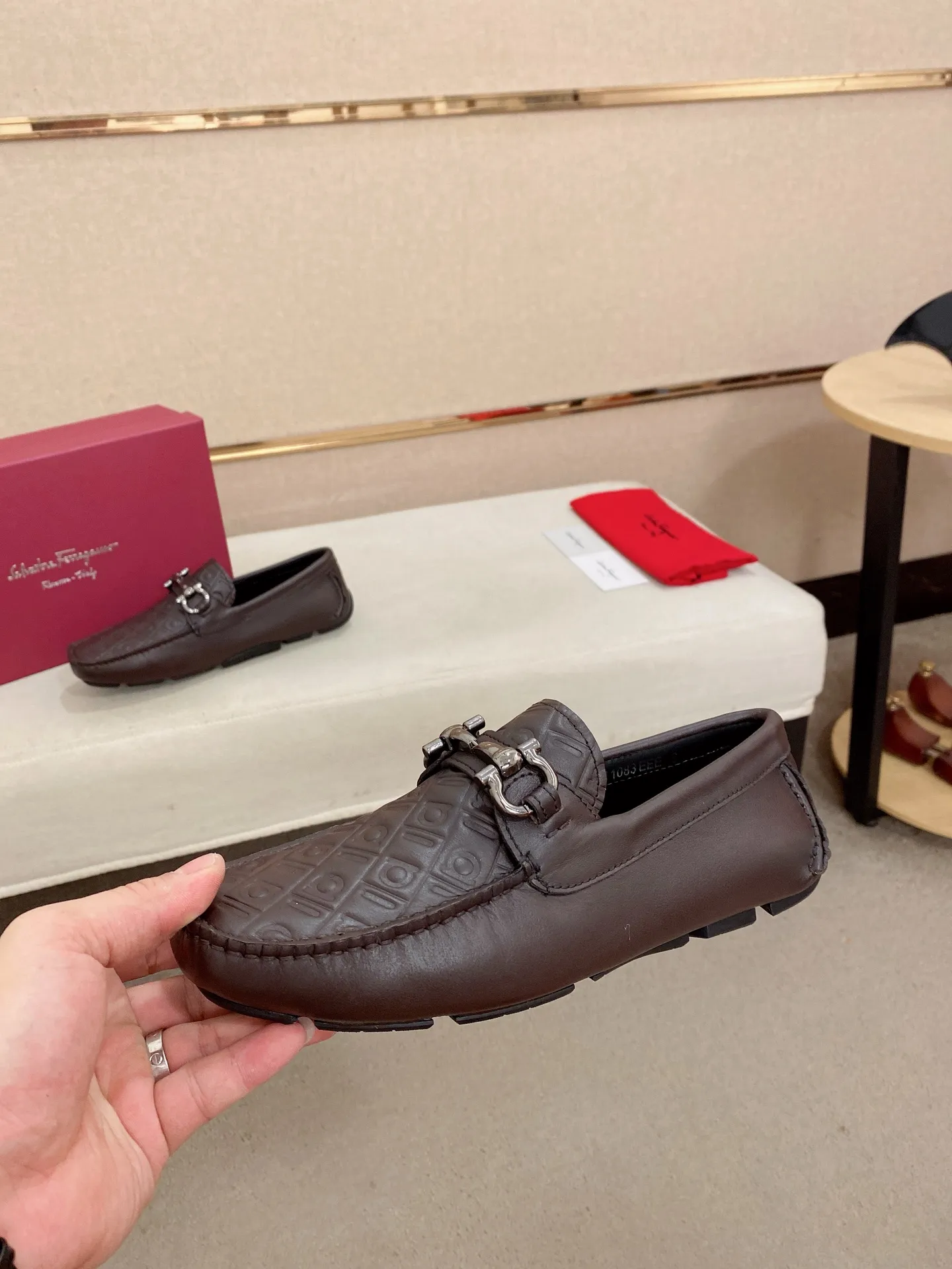 Men's shoes💰: 560💰High-end quality! Ferragamo🆕🆕Exclusive hot-selling products in stock🔥🔥New products on the shelves, high-quality Ferragamo men's pea shoes, high-end casual driving shoes, with complete packaging! 💪 💪 Material: imported cowhide 🐂 + imported high-quality water-dyed cowhide lining + wear-resistant outsole 👍🏻👍🏻 Features: high-end and comfortable, purely handmade 🚀 🚀 Create the perfect shoes that suit you best 🔥 🔥 Size: (38-44) 45 standard size can be customized!
